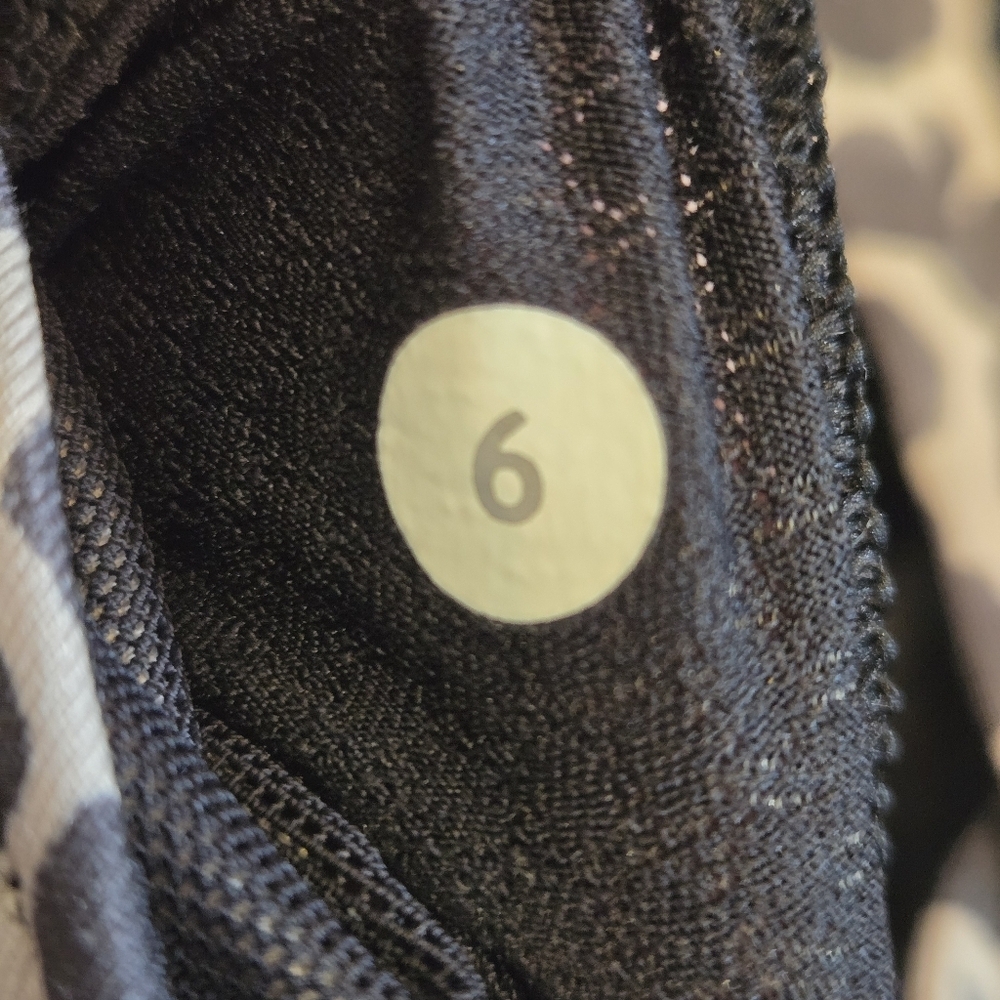 Lululemon Size 6 Gray Tank with Dotted Strappy Sports Bra Built In Drape Back - Picture 10 of 12